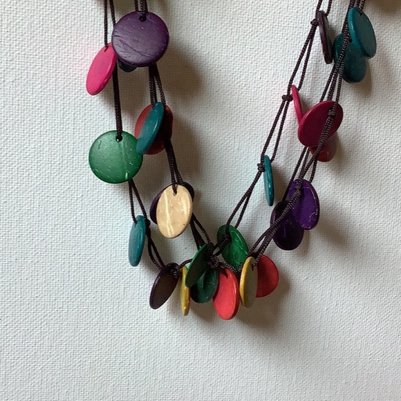 Multi color wooden disk necklace - Picture 6 of 6